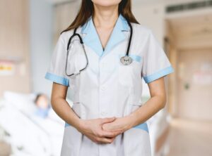 femme en chemise blanche boutonnée et stéthoscope bleu