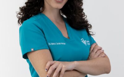 femme en t-shirt bleu à col rond souriant