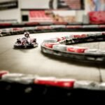 Un karting intérieur où un conducteur pilote un kart sur une courbe