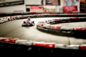 Un karting intérieur où un conducteur pilote un kart sur une courbe