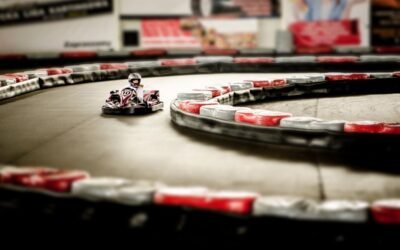 Un karting intérieur où un conducteur pilote un kart sur une courbe