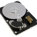 Vue d'un disque dur démonté avec ses composants internes exposés
