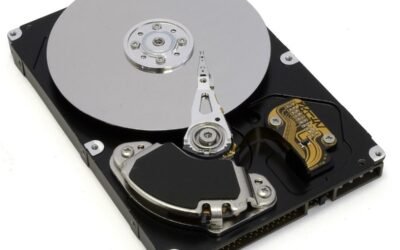 Vue d'un disque dur démonté avec ses composants internes exposés