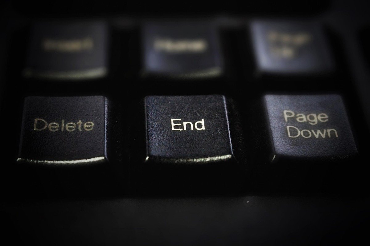 Clavier noir avec touches Delete, End et Page Down en lumière douce