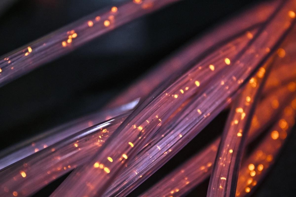 Fibres optiques brillantes enchevêtrées, diffusant une lumière chaude